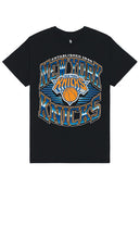 Junk Food Knicks Chrome Lines Flea Market Tee in Black - T-shirt marché aux puces Chrome Lines de Junk Food Knicks - Noir - Junk Food Knicks Chrome Lines 跳蚤市场黑色 T 恤 - Junk Food Knicks Chrome Lines Flea Market T-Shirt in Schwarz - Junk Food Knicks Chrome Lines 벼룩시장 티셔츠 블랙 색상 - Maglietta Junk Food Knicks Chrome Lines Flea Market in nero