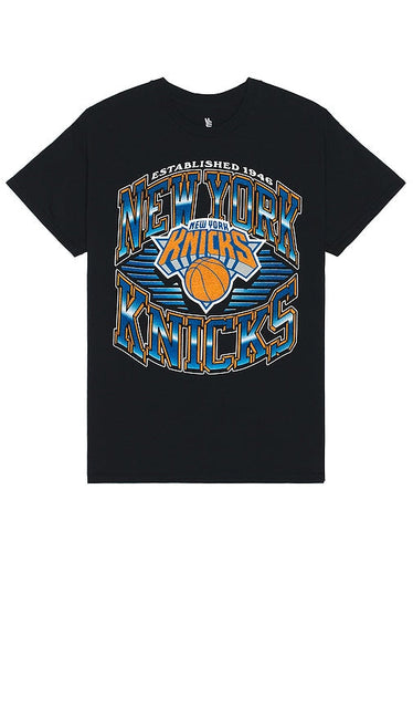 Junk Food Knicks Chrome Lines Flea Market Tee in Black - T-shirt marché aux puces Chrome Lines de Junk Food Knicks - Noir - Junk Food Knicks Chrome Lines 跳蚤市场黑色 T 恤 - Junk Food Knicks Chrome Lines Flea Market T-Shirt in Schwarz - Junk Food Knicks Chrome Lines 벼룩시장 티셔츠 블랙 색상 - Maglietta Junk Food Knicks Chrome Lines Flea Market in nero