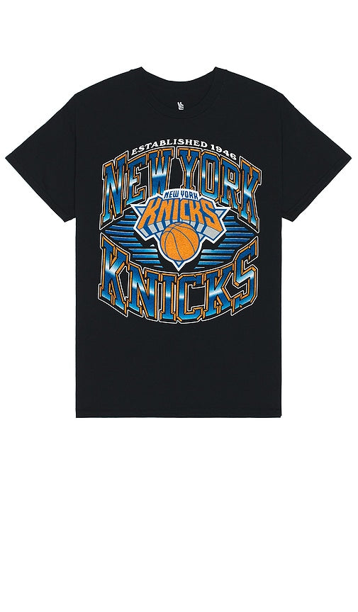 Junk Food Knicks Chrome Lines Flea Market Tee in Black - T-shirt marché aux puces Chrome Lines de Junk Food Knicks - Noir - Junk Food Knicks Chrome Lines 跳蚤市场黑色 T 恤 - Junk Food Knicks Chrome Lines Flea Market T-Shirt in Schwarz - Junk Food Knicks Chrome Lines 벼룩시장 티셔츠 블랙 색상 - Maglietta Junk Food Knicks Chrome Lines Flea Market in nero