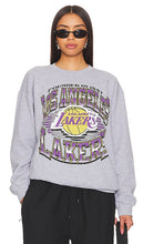 Junk Food Lakers Chrome Lines Crew Sweatshirt in Grey - Junk Food Lakers Chrome Lines - Sweat ras du cou - Gris - 垃圾食品湖人队 Chrome Lines Crew 灰色运动衫 - Junk Food Lakers Chrome Lines Crew-Sweatshirt in Grau - Junk Food Lakers Chrome Lines 크루 스웻셔츠그레이 색상 - Felpa girocollo Junk Food Lakers Chrome Lines in grigio