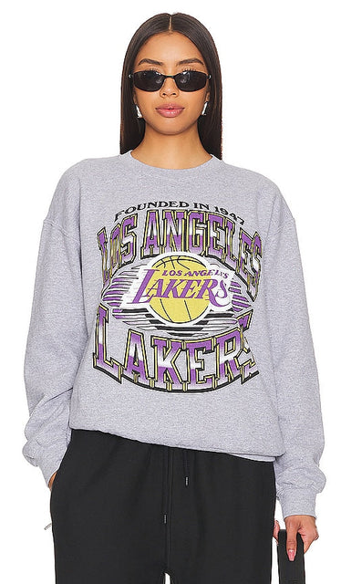 Junk Food Lakers Chrome Lines Crew Sweatshirt in Grey - Junk Food Lakers Chrome Lines - Sweat ras du cou - Gris - 垃圾食品湖人队 Chrome Lines Crew 灰色运动衫 - Junk Food Lakers Chrome Lines Crew-Sweatshirt in Grau - Junk Food Lakers Chrome Lines 크루 스웻셔츠그레이 색상 - Felpa girocollo Junk Food Lakers Chrome Lines in grigio