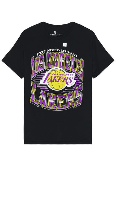 Junk Food Lakers Chrome Lines Flea Market Tee in Black - Junk Food Lakers Chrome Lines Flea Market - T-shirt noir - 垃圾食品湖人队 Chrome Lines 跳蚤市场黑色 T 恤 - Junk Food Lakers Chrome Lines Flohmarkt-T-Shirt in Schwarz - Junk Food Lakers Chrome Lines 벼룩시장 티셔츠 블랙 색상 - Maglietta Junk Food Lakers Chrome Lines Flea Market in nero