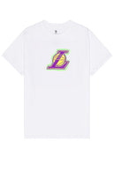 Junk Food Lakers Hoop Flea Market Tee in White - T-shirt Junk Food Lakers Hoop Flea Market en blanc - 垃圾食品 Lakes Hoop 跳蚤市场白色 T 恤 - Junk Food Lakers Hoop Flea Market T-Shirt in Weiß - Junk Food Lakers Hoop Flea Market 티셔츠 화이트 색상 - Maglietta Junk Food Lakers Hoop Flea Market in bianco