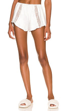 KAT THE LABEL Lucille Short in Ivory - KAT THE LABEL Short Lucille en ivoire - KAT THE LABEL Lucille 象牙色短裤 - KAT THE LABEL Lucille Short in Elfenbein - KAT THE LABEL 루실 쇼츠 in Ivory - KAT THE LABEL Lucille Corto in avorio