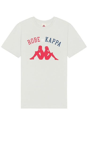 Kappa x Robe Giovani Natura Tee in Light Grey - T-shirt Kappa x Robe Giovani Natura en gris clair - Kappa x Robe Giovani Natura 浅灰色 T 恤 - Kappa x Robe Giovani Natura T-Shirt in Hellgrau - Kappa x Robe Giovani Natura 티셔츠 라이트 그레이 색상 - Maglietta Kappa x Robe Giovani Natura in grigio chiaro