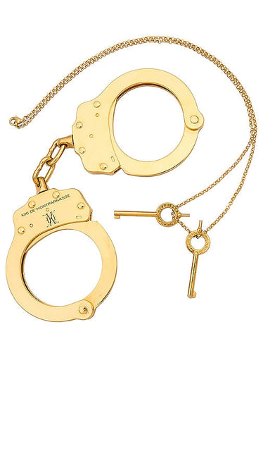 Kiki de Montparnasse Gold Handcuffs in Metallic Gold - Menottes dorées Kiki de Montparnasse en or métallisé - Kiki de Montparnasse 金属金手铐 - Kiki de Montparnasse Goldhandschellen in Metallic-Gold - 메탈릭 골드 소재의 Kiki de Montparnasse 골드 수갑 - Manette d'oro di Kiki de Montparnasse in oro metallizzato