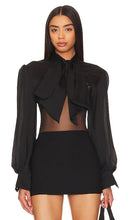 Kiki de Montparnasse Pussy Bow Shrug in Black - Kiki de Montparnasse Boléro à nœud papillon en noir - Kiki de Montparnasse 黑色蝴蝶结耸肩 - Kiki de Montparnasse Pussybow-Achselzucken in Schwarz - Kiki de Montparnasse 푸시 보우 슈러그 컬러 - Coprispalle con fiocco Kiki de Montparnasse in nero