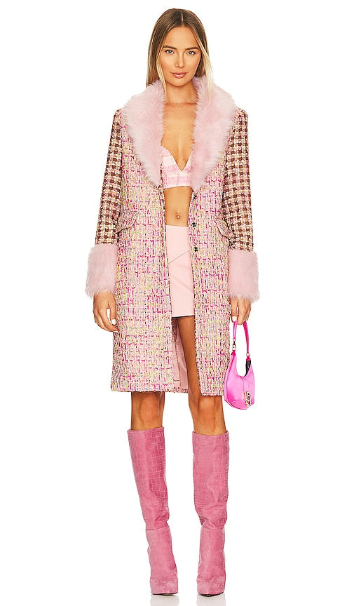 Kim Shui Vegan Fur Coat in Pink - Manteau en fourrure végétalienne Kim Shui en rose - Kim Shui 粉色纯素毛皮大衣 - Kim Shui Veganer Pelzmantel in Rosa - Kim Shui 비건 퍼 코트 핑크 색상 - Cappotto in pelliccia vegana Kim Shui in rosa