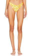 Kulani Kinis Brazilian Bikini Bottom in Orange - Bas de bikini brésilien Kulani Kinis en orange - 橙色 Kulani Kinis 巴西比基尼下裤 - Kulani Kinis brasilianisches Bikiniunterteil in Orange - Kulani Kinis 브라질리안 비키니 하의 - Slip bikini brasiliano Kulani Kinis in arancione