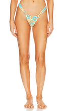 Kulani Kinis Ruched Bikini Bottom in Blue - Kulani Kinis - Bas de bikini froncé bleu - 蓝色 Kulani Kinis 褶饰比基尼泳裤 - Kulani Kinis geraffte Bikinihose in Blau - Kulani Kinis 주름 장식 비키니 하의 블루 색상 - Slip bikini con volant Kulani Kinis in blu
