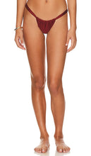 Kulani Kinis Ruched Bikini Bottom in Metallic Bronze - Kulani Kinis - Bas de bikini froncé en bronze métallisé - Kulani Kinis 金属古铜色褶饰比基尼泳裤 - Kulani Kinis geraffte Bikinihose in Metallic-Bronze - Kulani Kinis 주름 장식 비키니 하의 메탈릭 브론즈 소재 - Slip bikini con ruche Kulani Kinis in bronzo metallizzato