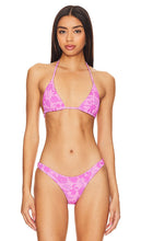 Kulani Kinis Slide Triangle Bikini Top in Fuchsia - Haut de bikini triangle coulissant Kulani Kinis en fuchsia - Kulani Kinis Slide 紫红色三角比基尼上衣 - Kulani Kinis Slide Triangel-Bikinioberteil in Fuchsia - Kulani Kinis 슬라이드 트라이앵글 비키니 탑 - Top bikini a triangolo Slide Kulani Kinis in fucsia