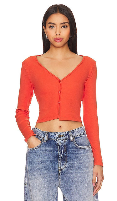 LA Made Sasha Button Up Crop Cardi in Coral - LA Made - Sasha - Cardigan court boutonné en corail - LA Made Sasha 珊瑚色系扣短款开衫 - LA Made Sasha Crop Cardi mit Knopfleiste in Koralle - LA Made Sasha 버튼업 크롭 카디 컬러의 코럴 - LA Made Sasha Cardigan corto con bottoni in corallo
