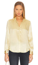 L'AGENCE Bianca Band Collar Blouse in Lemon - L'AGENCE Blouse à col montant Bianca en Citron - L'AGENCE Bianca 柠檬色立领衬衫 - L'AGENCE Bianca Bluse mit Stehkragen in Zitronengelb - L'AGENCE Bianca 밴드 칼라 블라우스 레몬 색상 - Camicetta con colletto a fascia L'AGENCE Bianca color limone