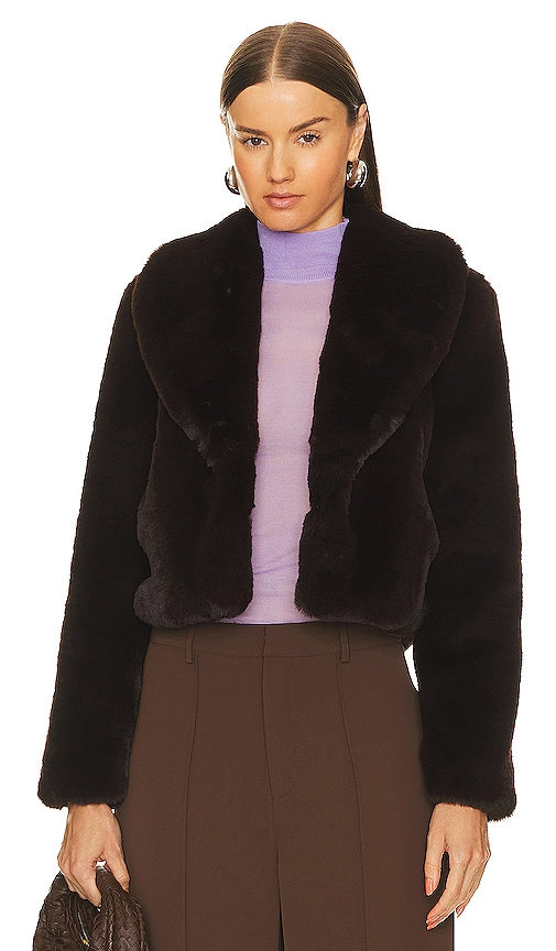 L'AGENCE Davy Crop Faux Fur Jacket in Chocolate - L'AGENCE Veste courte en fausse fourrure Davy en chocolat - L'AGENCE Davy 巧克力色人造毛皮短款夹克 - L'AGENCE Davy Crop Kunstpelzjacke in Schokolade - L'AGENCE Davy 크롭 인조 퍼 재킷 초콜릿 색상 - Giacca in pelliccia sintetica Davy Crop L'AGENCE color cioccolato