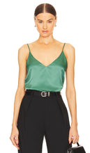L'AGENCE Gabriella V Neck Tank in Green - L'AGENCE Débardeur à col en V Gabriella en vert - L'AGENCE Gabriella 绿色 V 领背心 - L'AGENCE Gabriella V-Ausschnitt Tank in Grün - L'AGENCE Gabriella V 넥 탱크그린 색상 - Canotta L'AGENCE Gabriella con scollo a V in verde