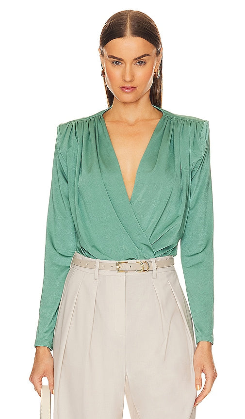 L'AGENCE Kallie Crossover Bodysuit in Green - L'AGENCE Body croisé Kallie en vert - L'AGENCE Kallie 绿色 Crossover 连体衣 - L'AGENCE Kallie Crossover-Body in Grün - L'AGENCE Kallie 크로스오버 바디수트 - Body incrociato L'AGENCE Kallie in verde