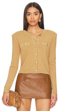 L'AGENCE Toulouse Cropped Cardi in Tan - L'AGENCE Toulouse - Cardi court - Fauve - L'AGENCE Toulouse 黄褐色短款羊毛衫 - Kurzer Cardigan von L'AGENCE Toulouse in Hellbraun - L'AGENCE Toulouse 크롭 카디 탠 색상 - Cardigan corto L'AGENCE Toulouse in marrone chiaro