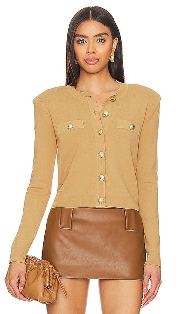 L'AGENCE Toulouse Cropped Cardi in Tan - L'AGENCE Toulouse - Cardi court - Fauve - L'AGENCE Toulouse 黄褐色短款羊毛衫 - Kurzer Cardigan von L'AGENCE Toulouse in Hellbraun - L'AGENCE Toulouse 크롭 카디 탠 색상 - Cardigan corto L'AGENCE Toulouse in marrone chiaro
