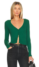 LA Made Sweet V Cardigan in Green - Cardigan Sweet V LA Made en vert - LA Made Sweet V 绿色开衫 - LA Made Sweet V Cardigan in Grün - LA Made Sweet V 가디건 그린 색상 - Cardigan a V dolce LA Made in verde
