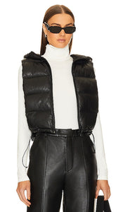 LAMARQUE Delma Puffer Vest in Black - LAMARQUE Doudoune Delma en Noir - 黑色 LAMARQUE Delma 羽绒马甲 - LAMARQUE Delma Pufferweste in Schwarz - LAMARQUE 델마 퍼퍼 베스트블랙 색상 - Gilet imbottito LAMARQUE Delma in nero