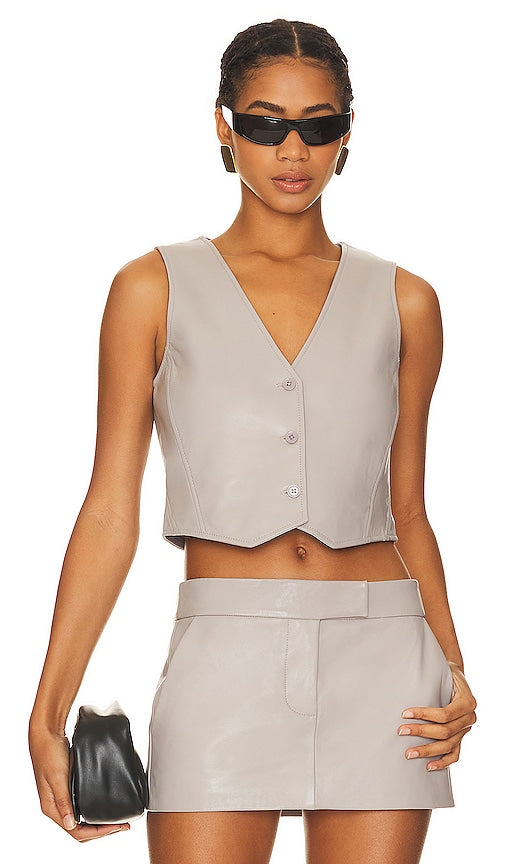 LAMARQUE Kallie Cropped Vest in Light Grey - LAMARQUE Kallie Gilet court en gris clair - LAMARQUE Kallie 浅灰色短款背心 - LAMARQUE Kallie Kurzweste in Hellgrau - LAMARQUE Kallie 크롭 베스트(라이트 그레이 색상) - Gilet corto LAMARQUE Kallie in grigio chiaro