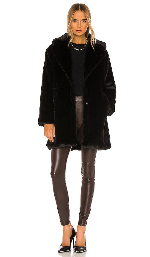 LAMARQUE Linnea Faux Fur Coat in Black - LAMARQUE Manteau en fausse fourrure Linnea en noir - LAMARQUE Linnea 黑色人造毛皮大衣 - LAMARQUE Linnea Kunstpelzmantel in Schwarz - LAMARQUE Linnea 인조 퍼 코트블랙 색상 - Cappotto in pelliccia sintetica Linnea LAMARQUE in nero