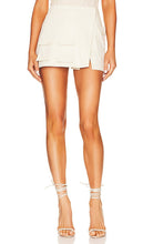 L'Academie Ashlia Stretch Cotton Mini Skort in Cream - L'Academie Ashlia Mini-jupe-short en coton extensible, crème - L'Academie Ashli​​a 奶油色弹力棉质迷你裙裤 - L'Academie Ashlia Mini-Skort aus Stretch-Baumwolle in Creme - L'Academie Ashlia 스트레치 코튼 미니 스코트 크림색 - Minigonna L'Academie Ashlia in cotone elasticizzato color crema
