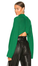 L'Academie Isolde Mock Neck Sweater in Green - L'Académie Isolde - Pull à col montant en vert - L'Academie Isolde 绿色小高领毛衣 - L'Academie Isolde Stehkragenpullover in Grün - L'Academie Isolde 모크넥 스웨터 그린 색상 - Maglione a collo alto L'Academie Isolde in verde