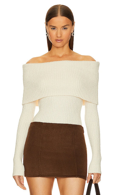 L'Academie Namir Off Shoulder Sweater in Cream - L'Academie Namir - Pull à épaules dénudées - Crème - L'Academie Namir 奶油色露肩毛衣 - Schulterfreier Pullover „Namir“ von L'Academie in Creme - L'Academie Namir 오프 숄더 스웨터크림 색상 - Maglione con spalle scoperte L'Academie Namir color crema