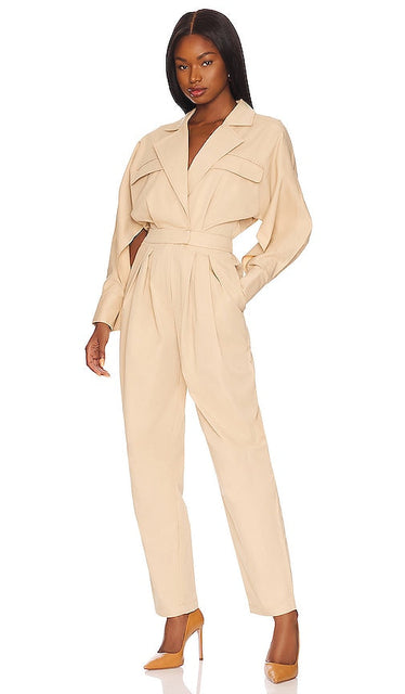 L'Academie Piper Jumpsuit in Tan - L'Academie Piper - Combinaison en beige - L'Academie Piper 黄褐色连身裤 - L'Academie Piper Overall in Hellbraun - L'Academie Piper 점프수트 - Tuta L'Academie Piper color marrone chiaro