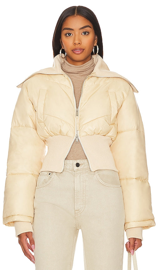L'Academie Rylee Cropped Puffer in Cream - L'Academie Rylee - Doudoune courte en crème - L'Academie Rylee 奶油色短款羽绒服 - L'Academie Rylee Kurzpuffer in Creme - L'Academie Rylee 크롭 퍼퍼 크림 색상 - Piumino corto L'Academie Rylee color crema