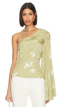 L'Academie Saffron One Shoulder Top in Sage - L'Academie - Top asymétrique safran en sauge - L'Academie 藏红花鼠尾草色一肩上衣 - L'Academie Saffron One-Shoulder-Top in Salbei - L'Academie Saffron 원숄더 탑 - Top monospalla L'Academie Zafferano in salvia
