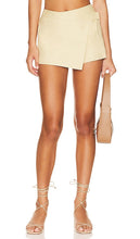 L'Academie Stretch Linen Crossover Skort in Beige - L'Academie - Jupe-short croisée en lin extensible en beige - L'Academie 米色弹力亚麻交叉裙裤 - L'Academie Stretch-Leinen-Crossover-Skort in Beige - L'Academie 스트레치 리넨 크로스오버 스커트 베이지 색상 - Gonna incrociata in lino elasticizzato L'Academie in beige