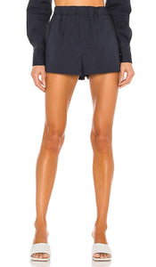 L'Academie The Sabrina Short in Navy - L'Academie Le short Sabrina en bleu marine - L'Academie Sabrina 海军蓝短裤 - L'Academie: Die Sabrina-Shorts in Marineblau - L'Academie 사브리나 쇼츠 네이비 색상 - L'Academie The Sabrina Corto in Marina