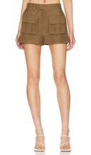L'Academie The Samy Short in Olive - L'Académie Le Short Samy en Olive - L'Academie Samy 橄榄色短裤 - L'Academie Die Samy Short in Oliv - L'Academie The Samy 쇼츠 in 올리브 - L'Academie The Samy Short in Olive