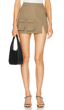 L'Academie by Marianna Ashlia Stretch Cotton Mini Skort in Olive - L'Academie by Marianna Ashlia - Mini-jupe-short en coton extensible - Olive - L'Academie by Marianna Ashli​​a 橄榄色弹力棉质迷你裙裤 - L'Academie by Marianna Ashlia Mini-Skort aus Stretch-Baumwolle in Oliv - L'Academie by Marianna Ashlia 스트레치 코튼 미니 스커트 올리브 색상 - Mini gonna L'Academie di Marianna Ashlia in cotone elasticizzato in verde oliva