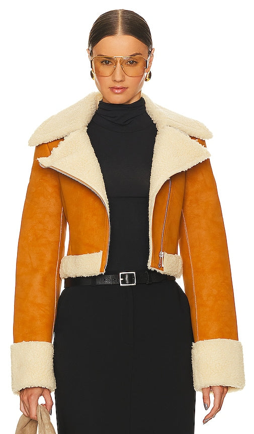 L'Academie x Bridget Taryn Fitted Shearling Jacket in Tan - L'Academie x Bridget Taryn - Veste ajustée en peau de mouton - Fauve - L'Academie x Bridget Taryn 黄褐色合身羊毛皮夹克 - L'Academie x Bridget Taryn Taillierte Lammfelljacke in Hellbraun - L'Academie x Bridget Taryn 피티드 시어링 재킷(탠 색상) - Giubbotto in montone aderente L'Academie x Bridget Taryn marrone chiaro