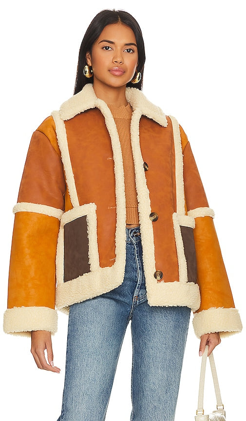 L'Academie x Marianna Millie Sherpa Jacket in Burnt Orange - Veste Sherpa L'Academie x Marianna Millie en orange brûlé - L'Academie x Marianna Millie 夏尔巴夹克，焦橙色 - L'Academie x Marianna Millie Sherpa-Jacke in gebranntem Orange - L'Academie x Marianna Millie 셰르파 재킷 - Giacca Sherpa L'Academie x Marianna Millie in arancione bruciato