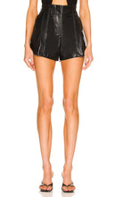 LBLC The Label Tanya Faux Leather Short in Black - LBLC The Label Tanya - Short en similicuir noir - LBLC The Label Tanya 黑色人造皮革短裤 - LBLC The Label Tanya Kunstleder-Shorts in Schwarz - LBLC The Label Tanya 인조 가죽 쇼트블랙 색상 - LBLC The Label Pantaloncini in ecopelle Tanya in nero