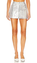 LEJE Sequin Wrap Mini Skirt in Metallic Silver - LEJE Mini-jupe portefeuille à sequins en argent métallisé - LEJE 金属银色亮片裹身迷你裙 - LEJE Pailletten-Wickelminirock in Metallic-Silber - LEJE 스팽글 랩 미니 스커트 - Minigonna LEJE con paillettes in argento metallizzato