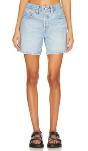 LEVI'S 501 Mid Thigh Short in Blue - Short mi-cuisse LEVI'S 501 en bleu - LEVI'S 501 蓝色中大腿短裤 - LEVI'S 501 Mid Thigh Short in Blau - LEVI'S 501 미드 사이 쇼트 블루 색상 - Pantaloncini a metà coscia LEVI'S 501 in blu