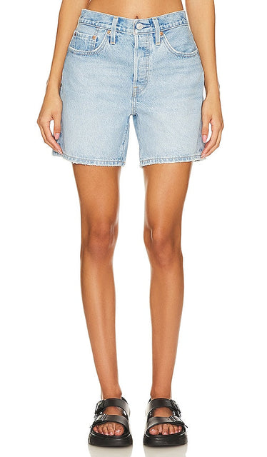 LEVI'S 501 Mid Thigh Short in Blue - Short mi-cuisse LEVI'S 501 en bleu - LEVI'S 501 蓝色中大腿短裤 - LEVI'S 501 Mid Thigh Short in Blau - LEVI'S 501 미드 사이 쇼트 블루 색상 - Pantaloncini a metà coscia LEVI'S 501 in blu
