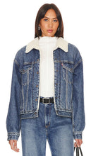 LEVI'S 90's Sherpa Trucker in Blue - LEVI'S Sherpa Trucker années 90 en bleu - LEVI'S 90 年代夏尔巴卡车司机蓝色 - LEVI'S 90er Sherpa Trucker in Blau - LEVI'S 90's 셰르파 트럭커 블루 색상 - Levi's Sherpa Trucker anni '90 in blu