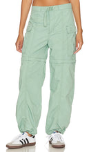 LEVI'S Convertible Cargo in Sage - LEVI'S Convertible Cargo en sauge - LEVI'S 敞篷工装裤 鼠尾草色 - LEVI'S Convertible Cargo in Salbei - LEVI'S 컨버터블 카고 세이지 색상 - LEVI'S Convertible Cargo nel colore salvia