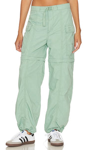 LEVI'S Convertible Cargo in Sage - LEVI'S Convertible Cargo en sauge - LEVI'S 敞篷工装裤 鼠尾草色 - LEVI'S Convertible Cargo in Salbei - LEVI'S 컨버터블 카고 세이지 색상 - LEVI'S Convertible Cargo nel colore salvia