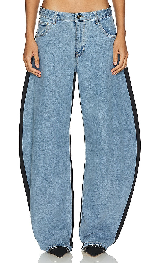 LIONESS Horseshoe Jean in Blue - Jean fer à cheval LIONESS en bleu - LIONESS 蓝色马蹄牛仔裤 - LIONESS Hufeisen-Jeans in Blau - LIONESS 호스슈 진 블루 색상 - LIONESS Jean a ferro di cavallo in blu