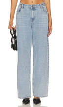 LIONESS She's All That Wide Leg in Blue - LIONESS Elle a des jambes très larges en bleu - 狮子，她穿着蓝色的宽腿 - LÖWIN Sie ist so breitbeinig in Blau - LIONESS 블루 색상의 She's All That Wide Leg - LEONESSA Ha tutta quella gamba larga vestita di blu