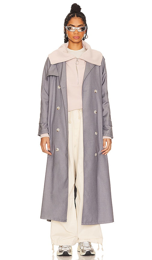 LIONESS Trencherous Coat in Slate - Manteau trench LIONESS en ardoise - LIONESS 板岩色大衣 - LIONESS Trenchcoat aus Schiefer - LIONESS 트렌체러스 코트 - Cappotto trench LIONESS in ardesia