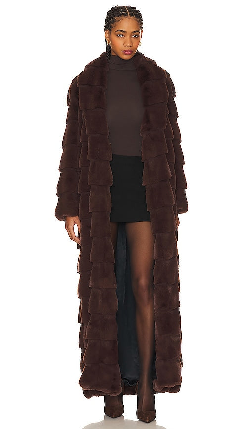 LITA by Ciara Floor Length Faux Fur Coat in Brown - LITA by Ciara Manteau en fausse fourrure longueur au sol en marron - LITA by Ciara 棕色及地人造毛皮大衣 - Bodenlanger Kunstpelzmantel von LITA by Ciara in Braun - LITA by Ciara 바닥 길이 인조 모피 코트브라운 색상 - LITA by Ciara Cappotto in pelliccia sintetica lungo fino al pavimento in marrone